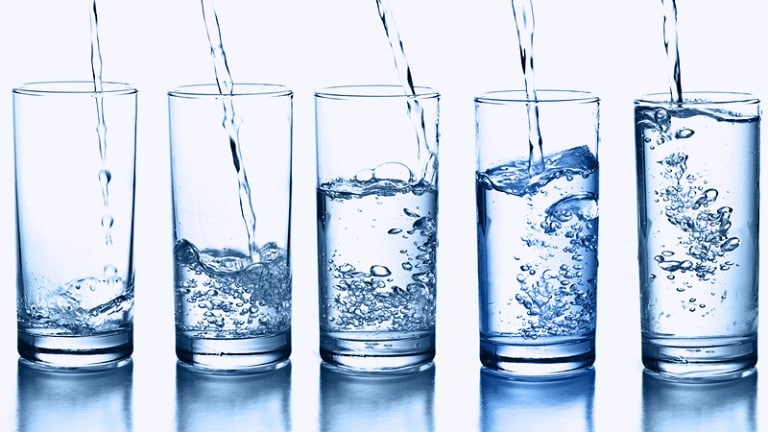 Những nguy hại đến cơ thể khi uống nước không đúng cách 2