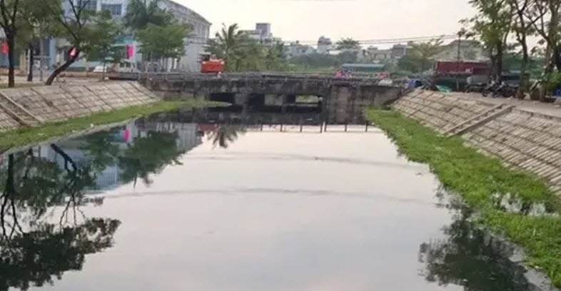 Đà Nẵng: Nước sông đen ngòm gây ô nhiễm cần được xử lý nguồn nước