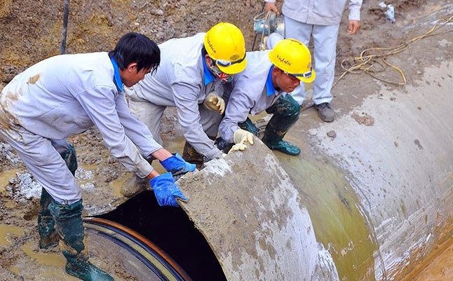Hà Nội: Dân điêu đứng vì vỡ đường ống nước sinh hoạt tại Mỹ Đình